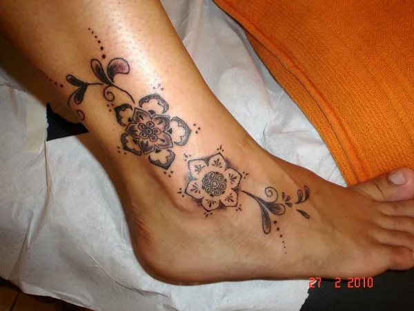 Real community tattoo placement: Sidnei - Mehndi flowers