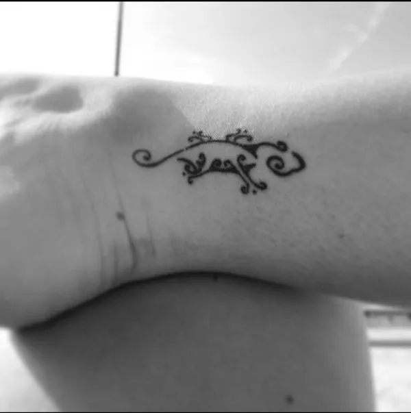 Real community tattoo placement: Soni - Stylized gecko