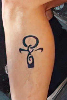 Eduardo Ankh + E tattoo detail
