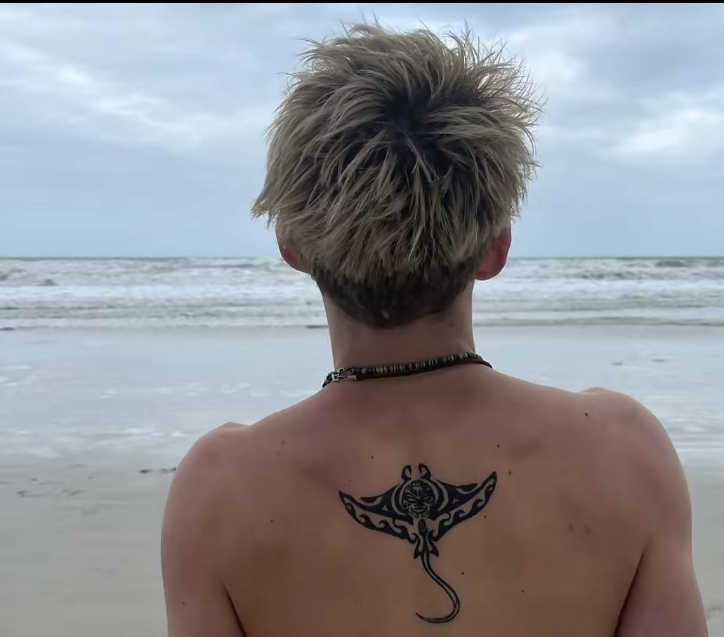 Small Polynesian manta on the upper back tattoo photo: inked placement real user tattoo photo